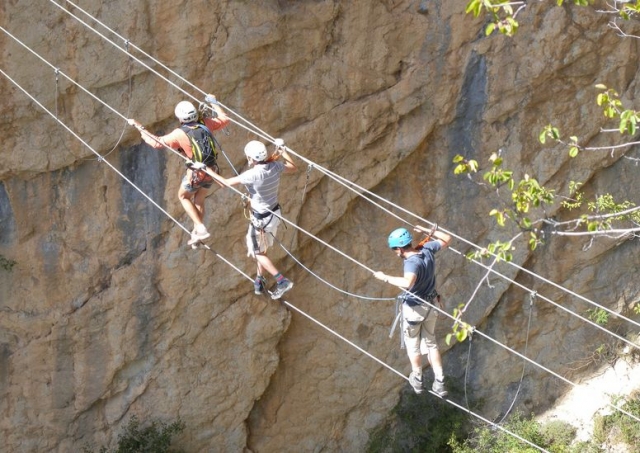 cruzando barranco mediante cuerdas